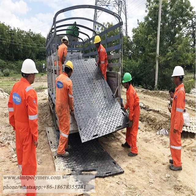 Heavy Duty Ground Protection Mats for Construction on Muddy Road Surfaces in Oil Fields